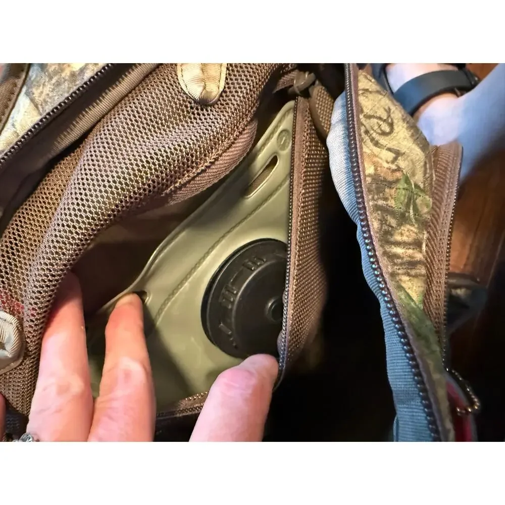 Badlands Hunting Real Tree Camo Backpack Hydration Pack w/ Compass (SG51)